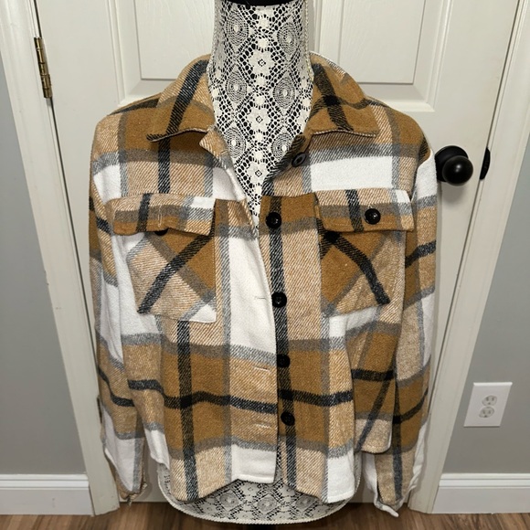 Women's Plaid Tan and White shacket cropped - Picture 1 of 3